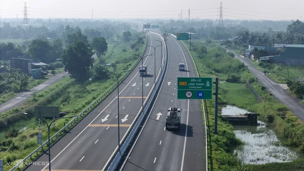 Cao tốc Bến Lức - Long Thành với cảnh đường giao thông hiện đại và thiên nhiên xung quanh.