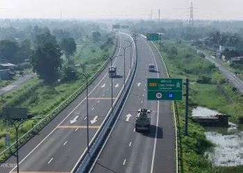 Cao tốc Bến Lức - Long Thành với cảnh đường giao thông hiện đại và thiên nhiên xung quanh.