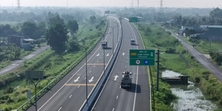 Cao tốc Bến Lức - Long Thành với cảnh đường giao thông hiện đại và thiên nhiên xung quanh.
