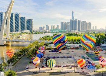 Lễ hội Khinh khí cầu Eaton Park Skyward rực rỡ sắc màu với nhiều khinh khí cầu khổng lồ thu hút hàng trăm nghìn người dân TP.HCM.