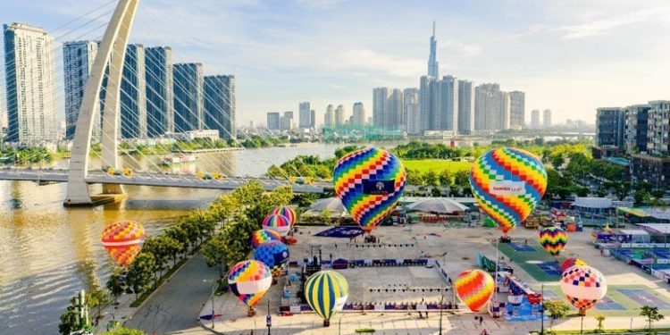 Lễ hội Khinh khí cầu Eaton Park Skyward rực rỡ sắc màu với nhiều khinh khí cầu khổng lồ thu hút hàng trăm nghìn người dân TP.HCM.